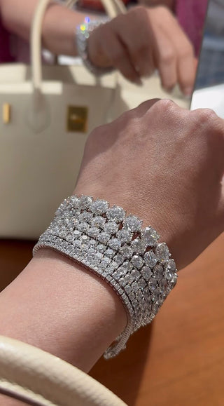 Classic tennis bracelet in 18K white gold with lab-grown diamonds – elegant silver setting and timeless design for everyday and occasion wear.