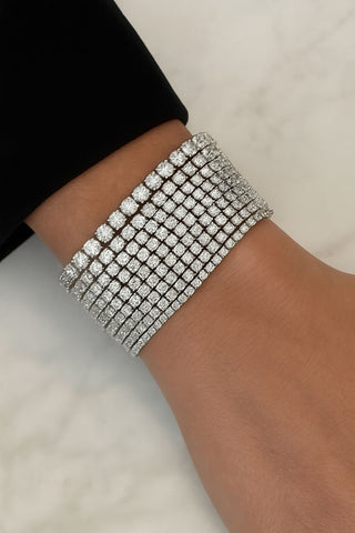 Classic tennis bracelet in 18K white gold with lab-grown diamonds – elegant silver setting and timeless design for everyday and occasion wear.