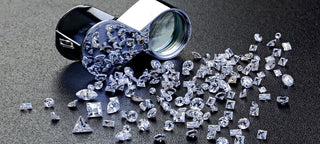 Side-by-side comparison of VS and SI clarity diamonds under magnification showing visible inclusions.